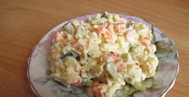 Салат с куриной грудкой, яйцом и сыром, огурцом и яйцом