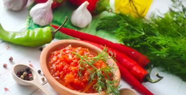 Surowa adjika z pomidorów i czosnku na zimę