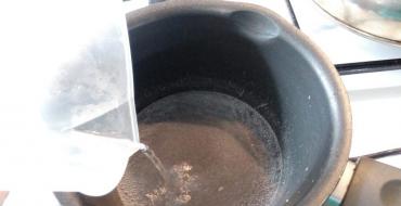 Cooking rice porridge for babies using water and milk