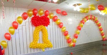 Oryginalna dekoracja sali do ukończenia szkoły z balonów